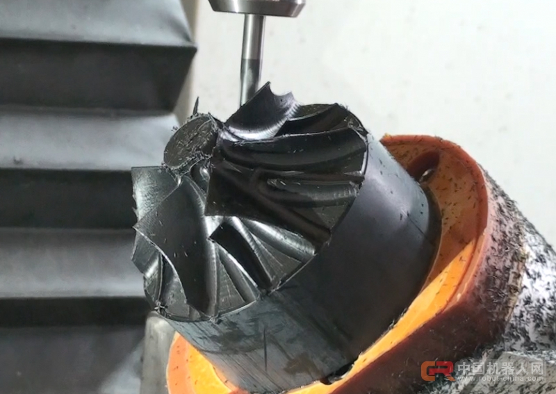 小型五轴数控机床加工叶轮
